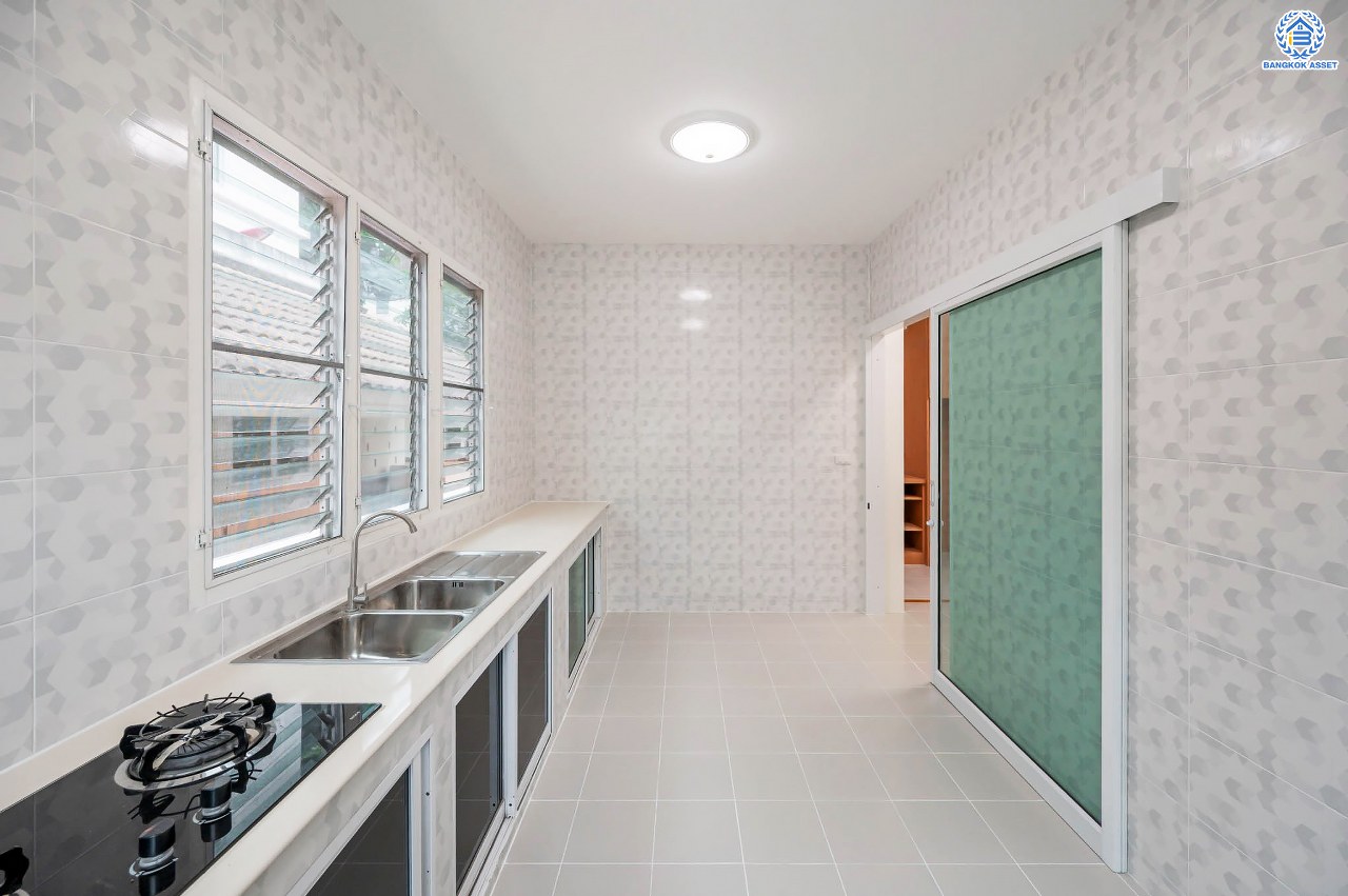 บ้านเดี่ยวมือสอง โครงการ เดอะวอเตอร์เฮ้าส์ กาญจนาฯ-บางบอน รองรับทุกความสุข เนื้อที่ 117.1 ตร.ว. ฟังก์ชัน 5 ห้องนอน 4 ห้องน้ำ 1 ห้องอเนกประสงค์ 1 ห้องแม่บ้าน จอดรถได้ 1 คัน บนทำเลใกล้รถไฟฟ้าสายสีน้ำเงิน "สถานีหลัก2" และจุดขึ้นทางด่วน "พระราม2" และ The Mall บางแค